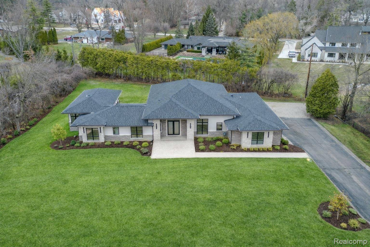 7400 Melody LN, Bloomfield Hills, MI 48301