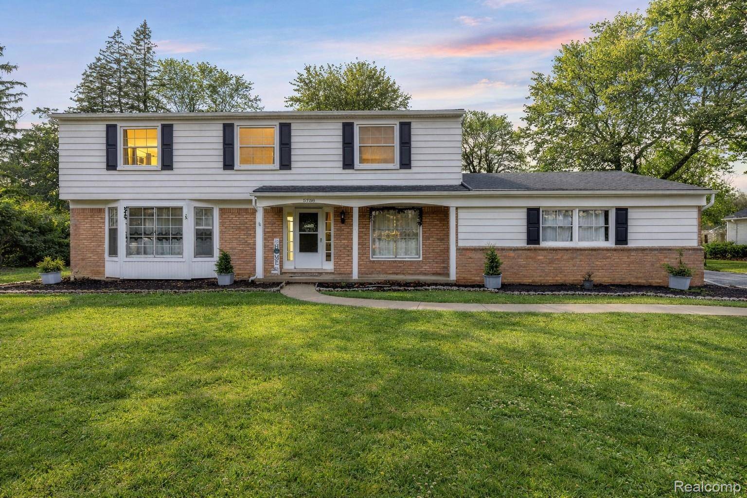 5738 Pebbleshire RD, Bloomfield Hills, MI 48301