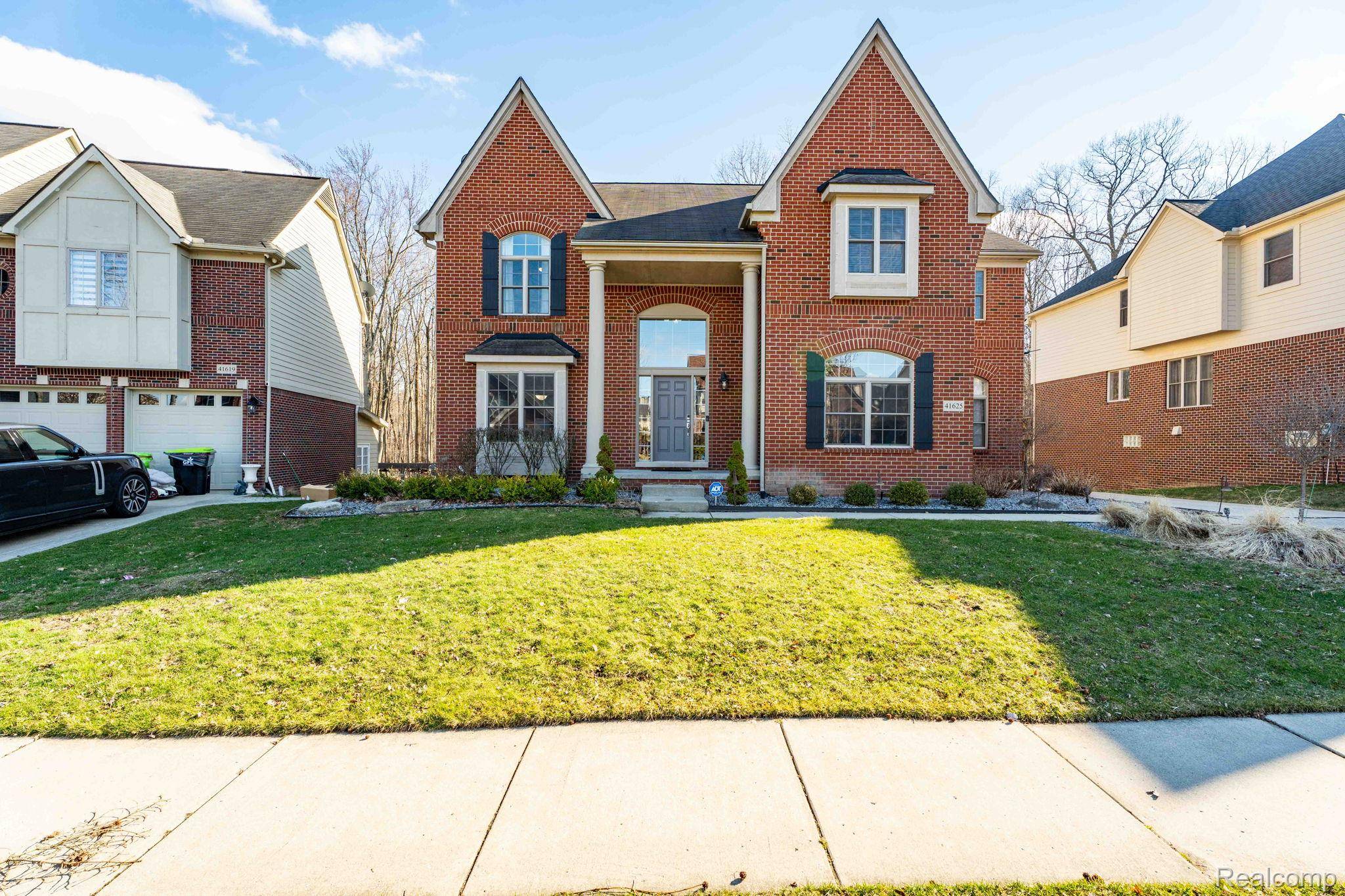 41625 Steinbeck GLN, Novi, MI 48377