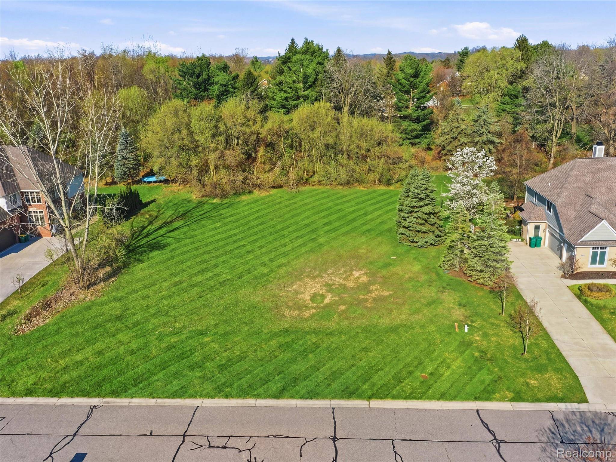 4672 Woodland Hills DR, Oakland Charter Township, MI 48306