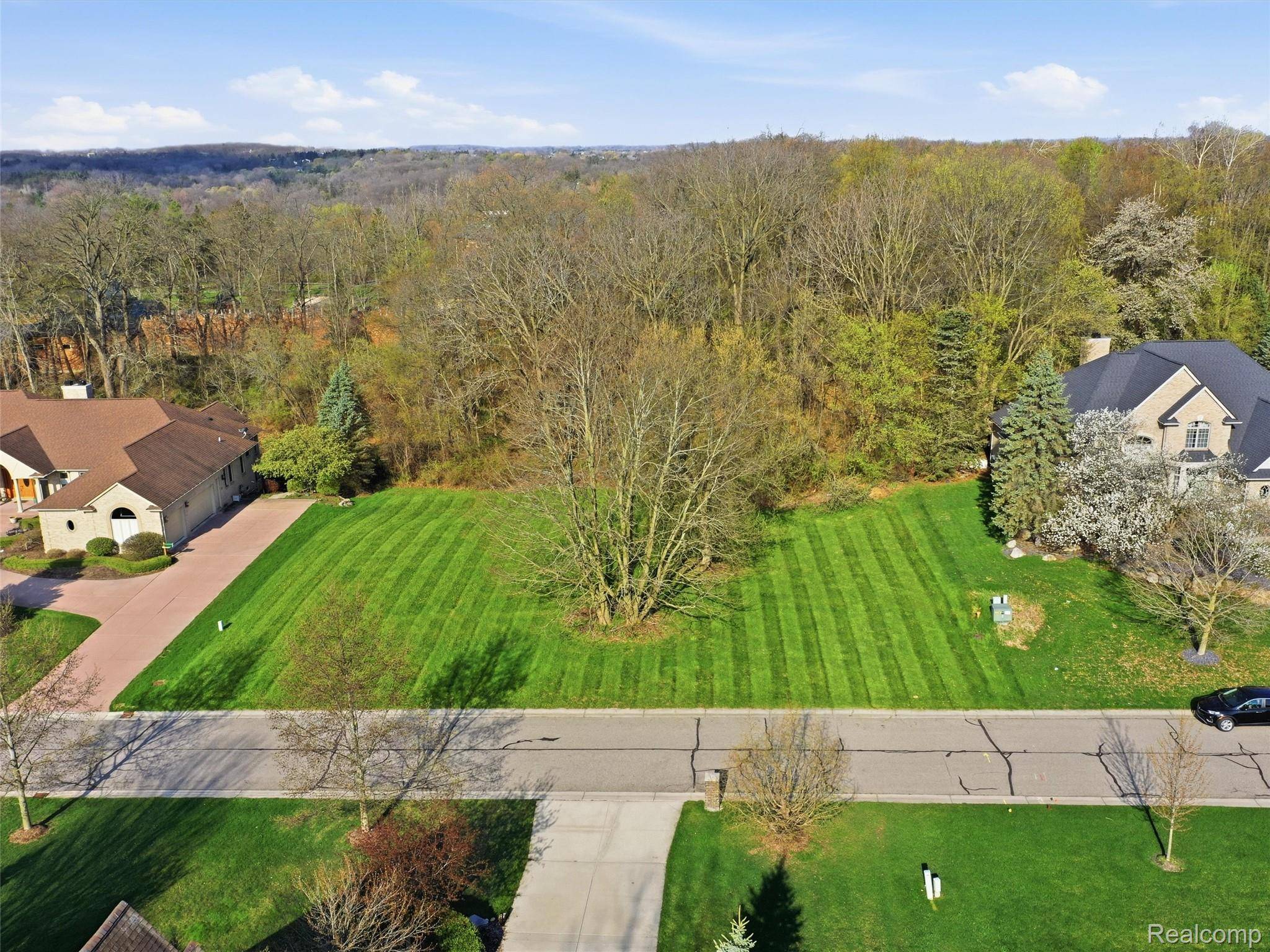 4710 Woodland Hills DR, Oakland Charter Township, MI 48306