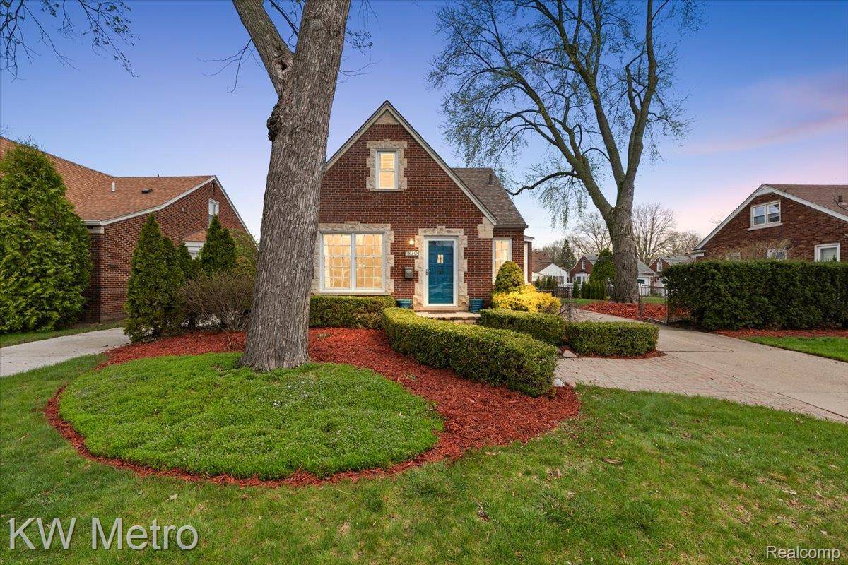 1830 Stanhope ST, Grosse Pointe Woods, MI 48236