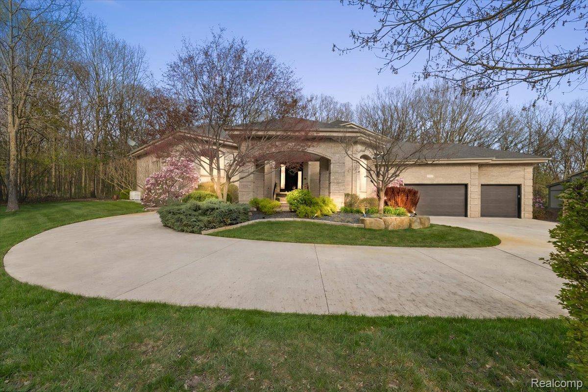 930 Bear Creek CT, Oakland Charter Township, MI 48306