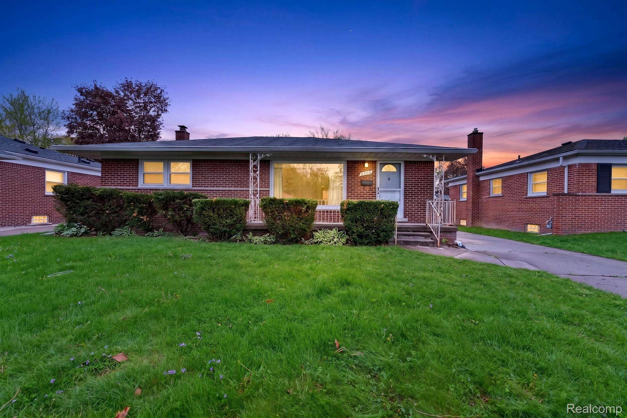 8300 Kinmore ST, Dearborn Heights, MI 48127