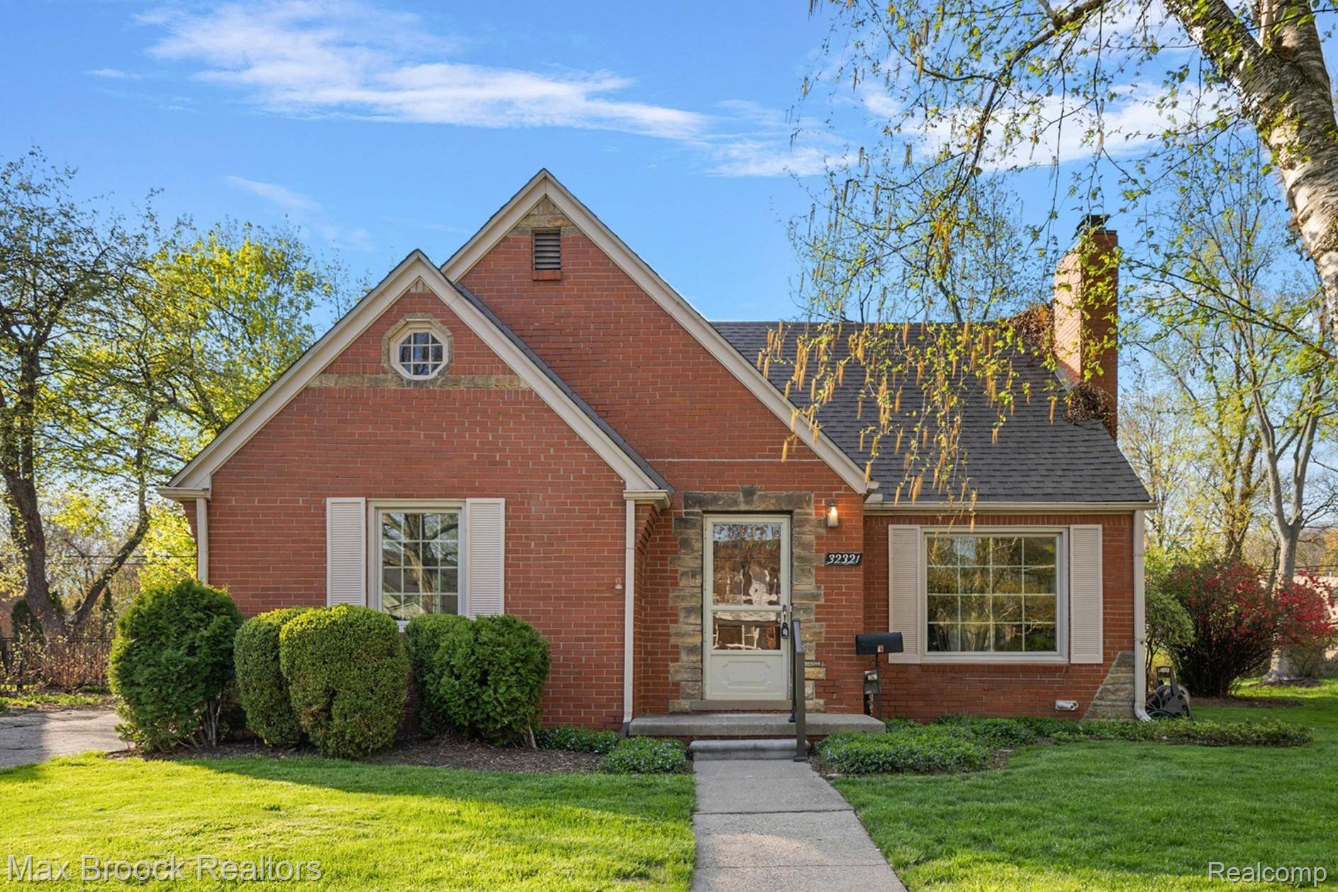 32321 Arlington DR, Beverly Hills Village, MI 48025