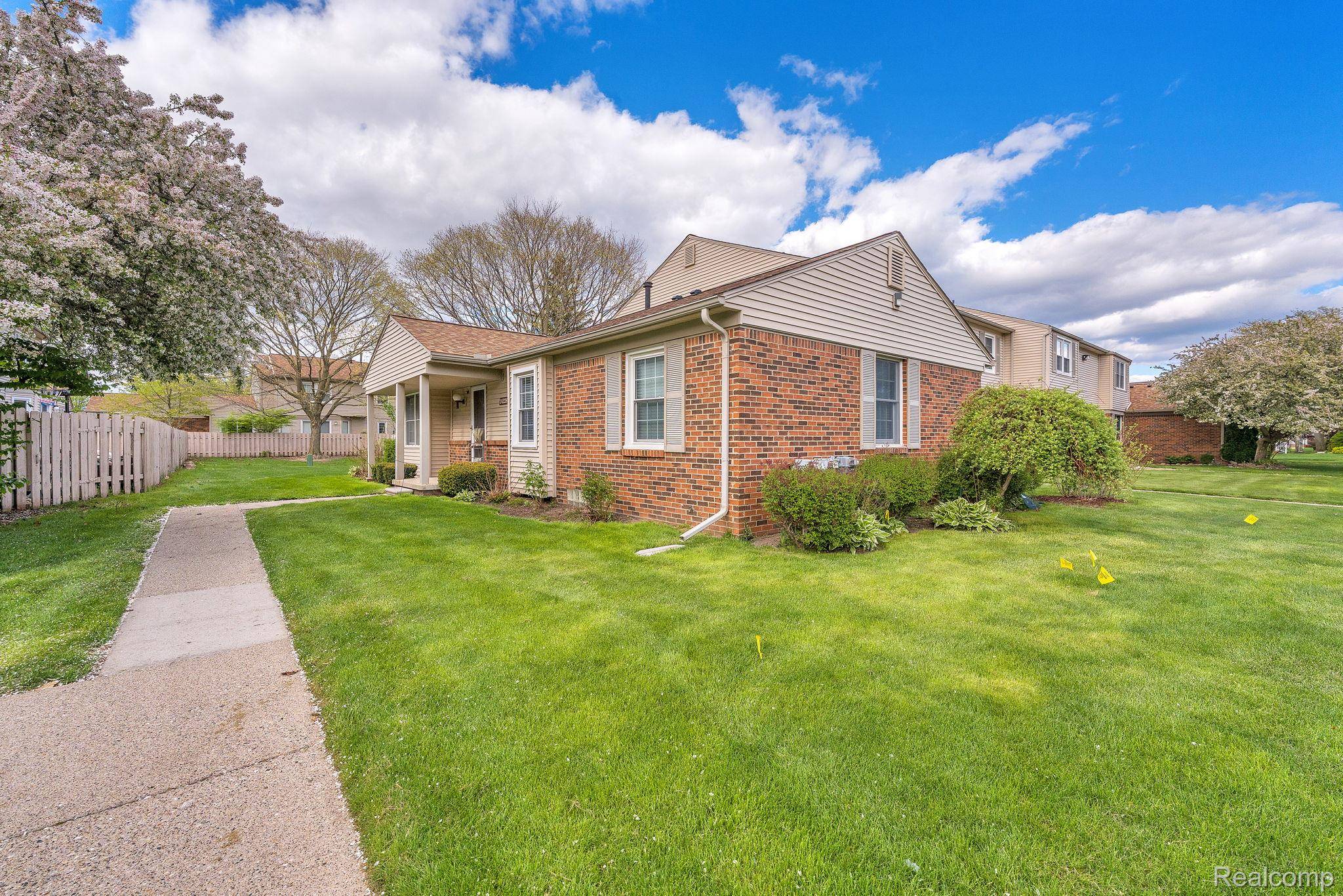24228 Bashian DR, Novi, MI 48375