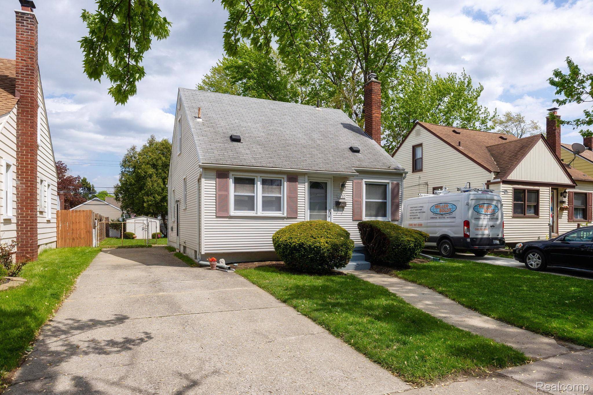 6785 Pelham RD, Allen Park, MI 48101