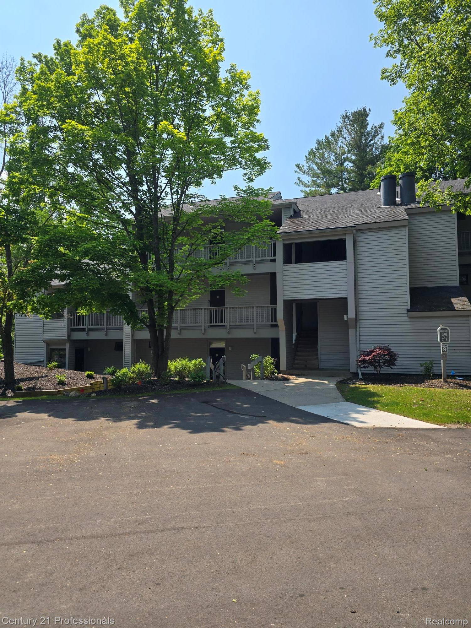 5714 Creeks Crossing, Acme Township, MI 49690