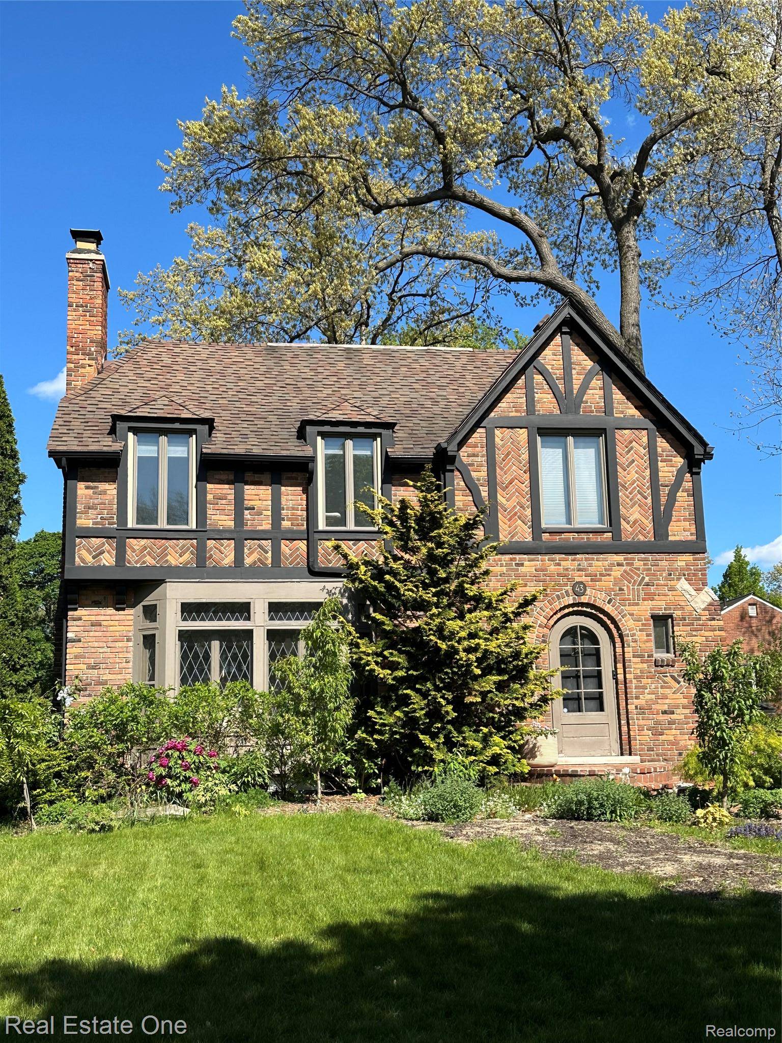 43 Oakdale BLVD, Pleasant Ridge, MI 48069