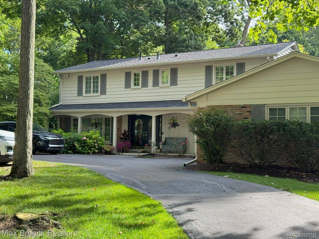 32744 White Oaks TRL, Beverly Hills Village, MI 48025