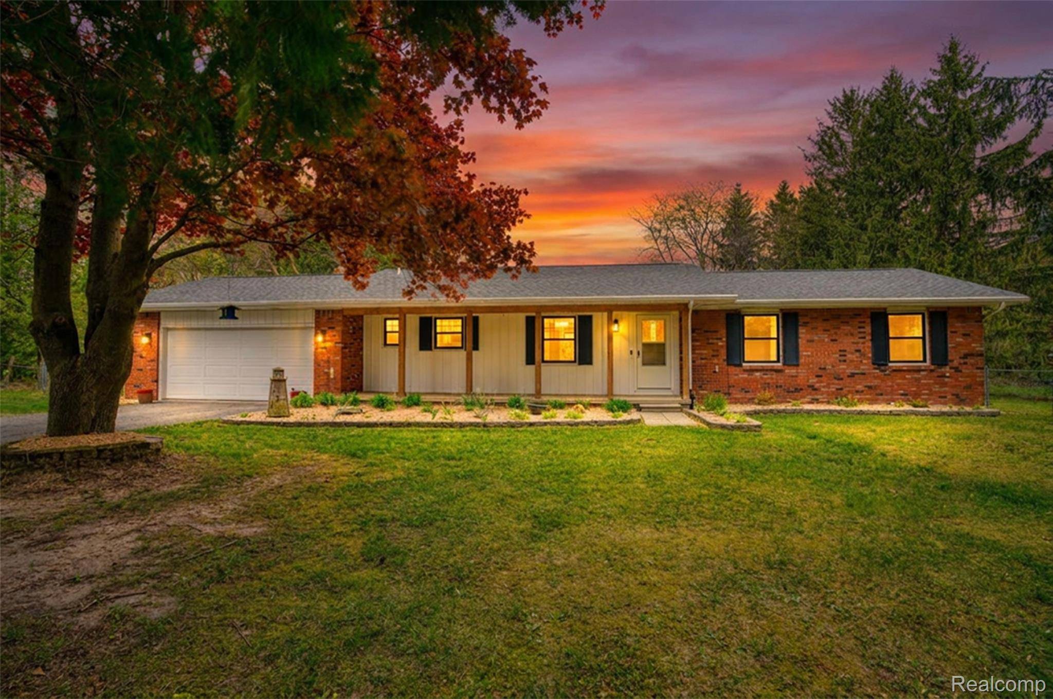 8077 Hunter RD, Bath Charter Township, MI 48808