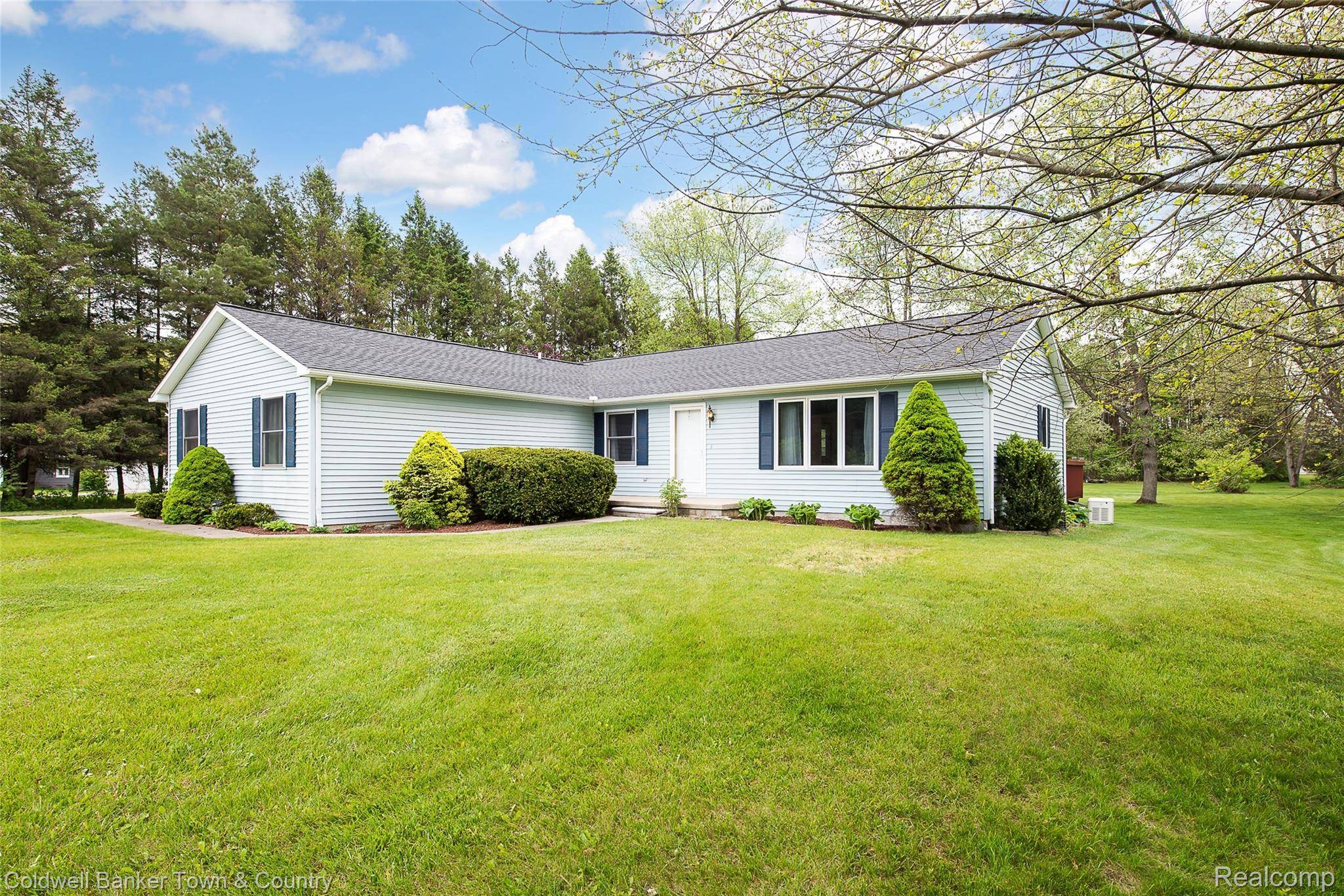 2154 Kingston DR, Hamburg Township, MI 48169