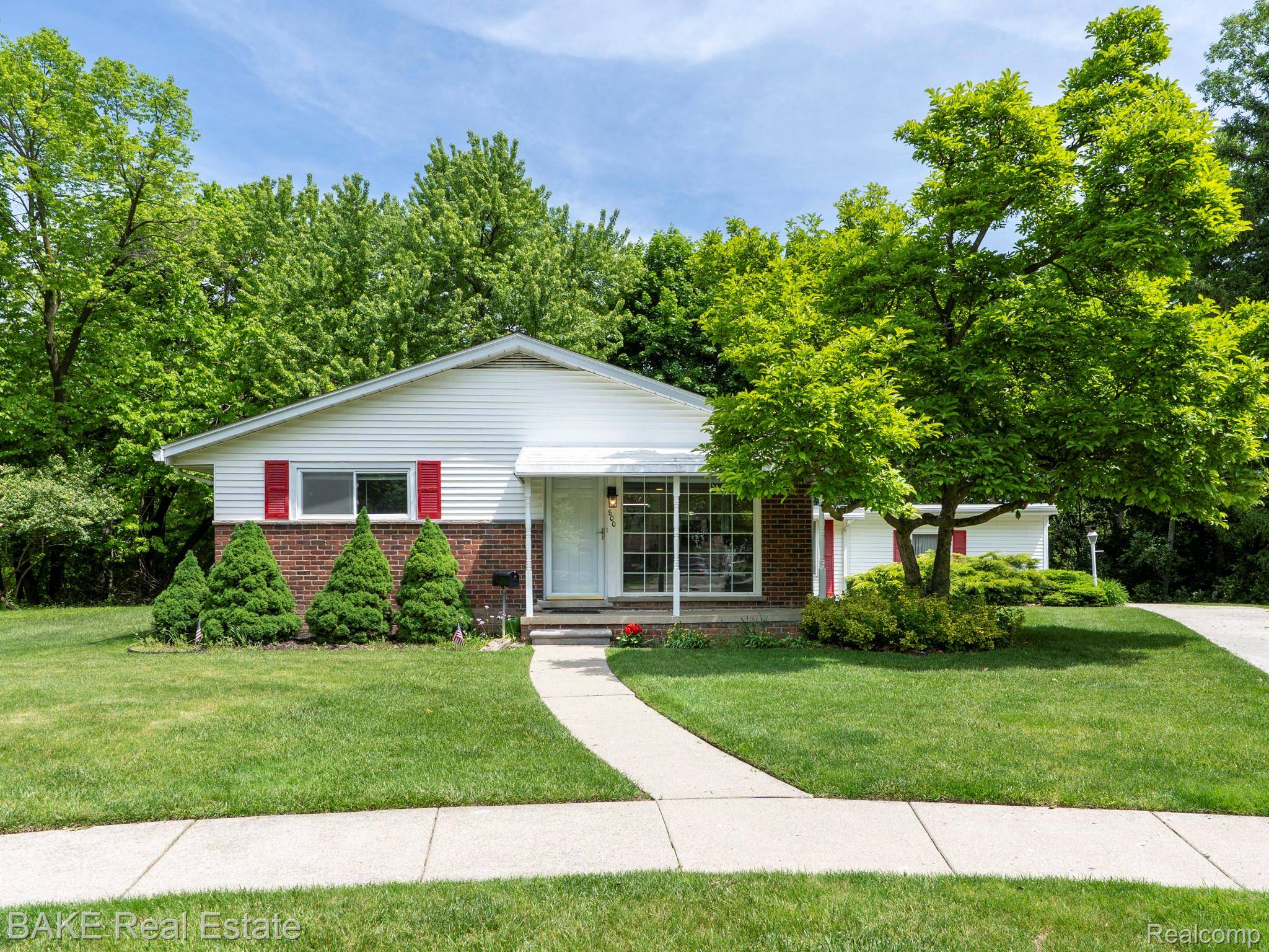 800 Parkview DR, Plymouth, MI 48170