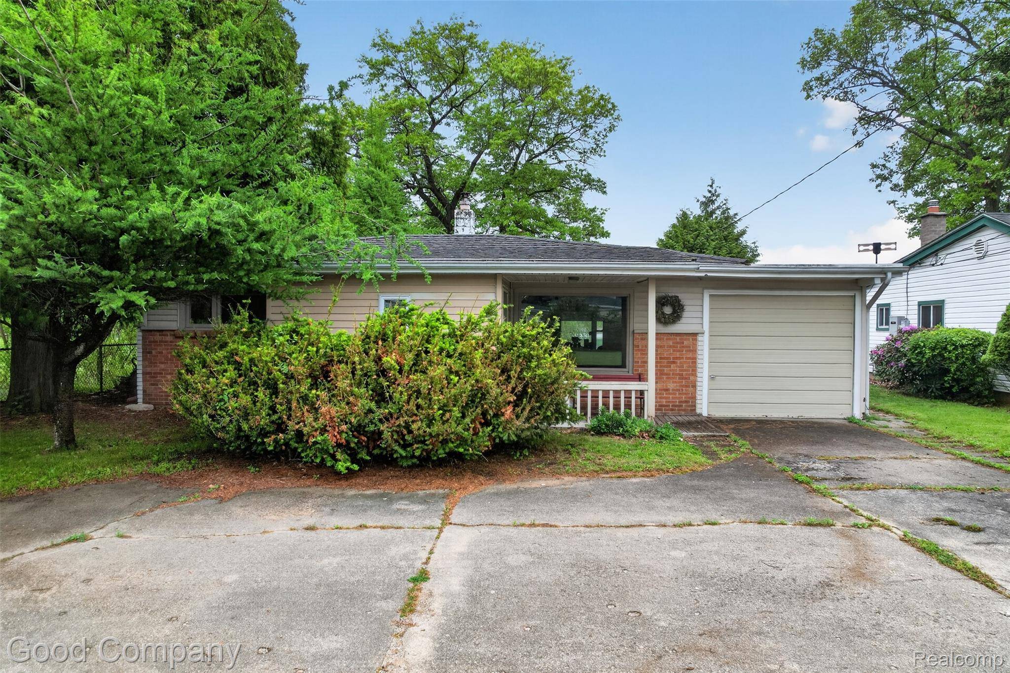 953 Lake DR, Oxford Charter Township, MI 48371