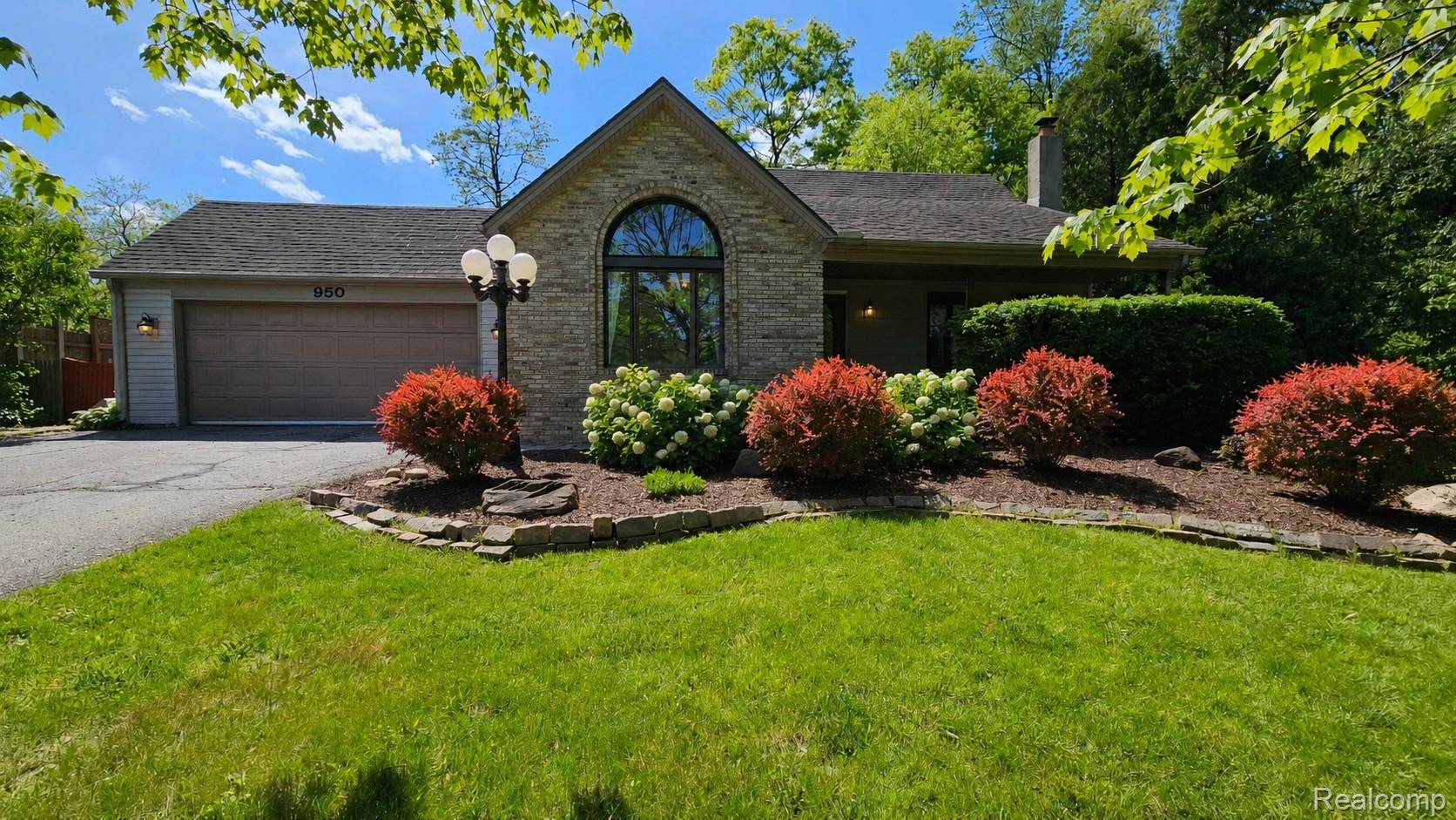 950 Fuller LN, White Lake Charter Township, MI 48386