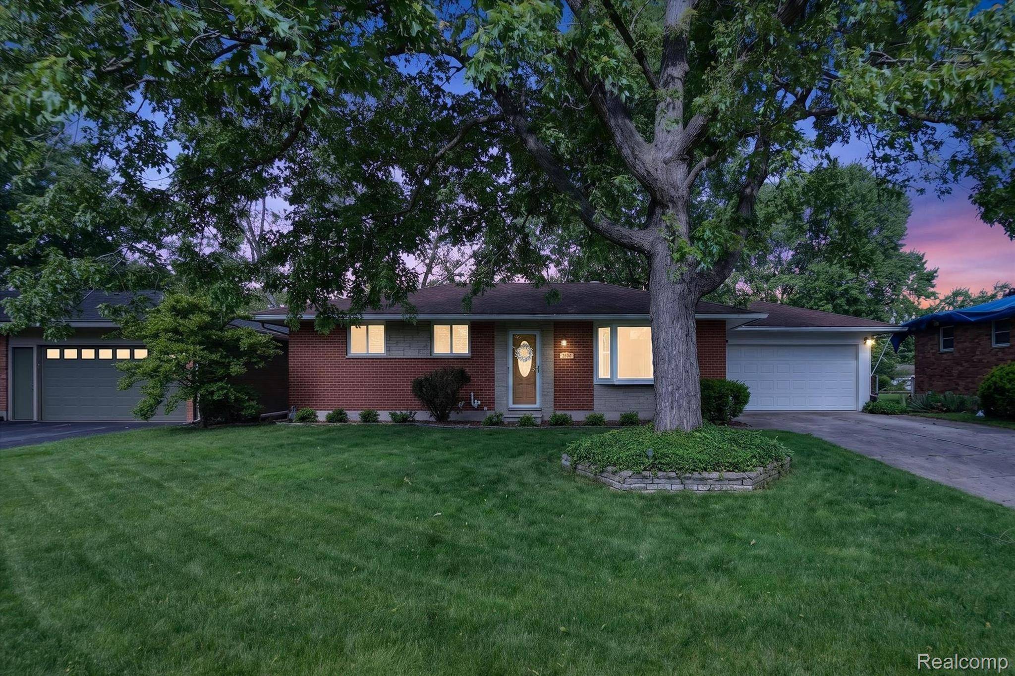 721 Robbinann DR, Waterford Charter Township, MI 48328