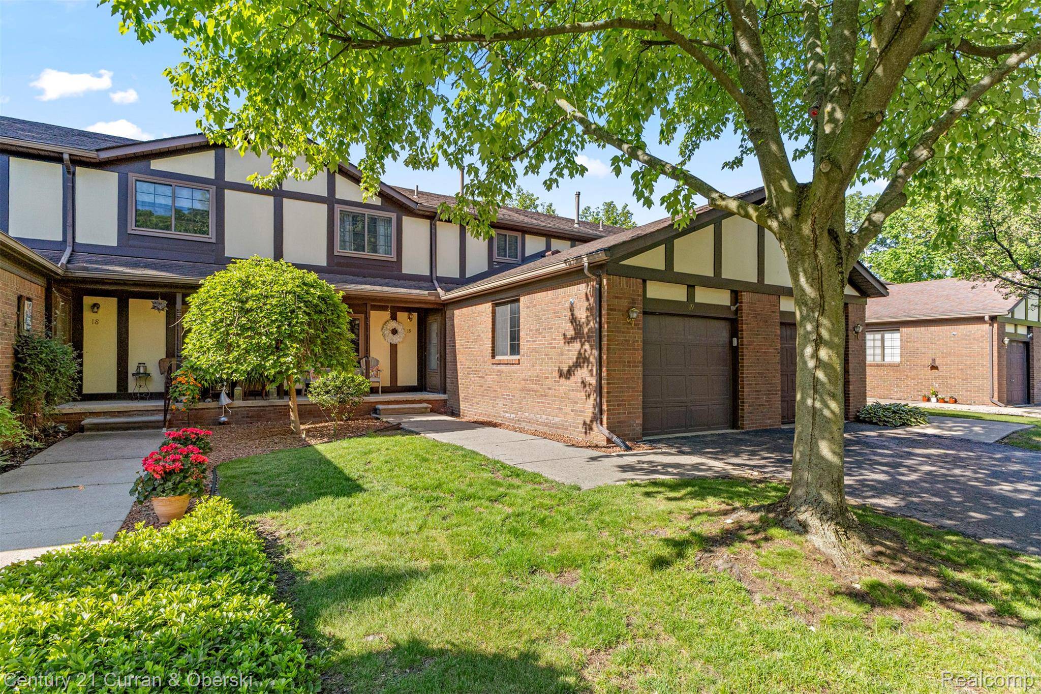 19 Parkplace N, Allen Park, MI 48101