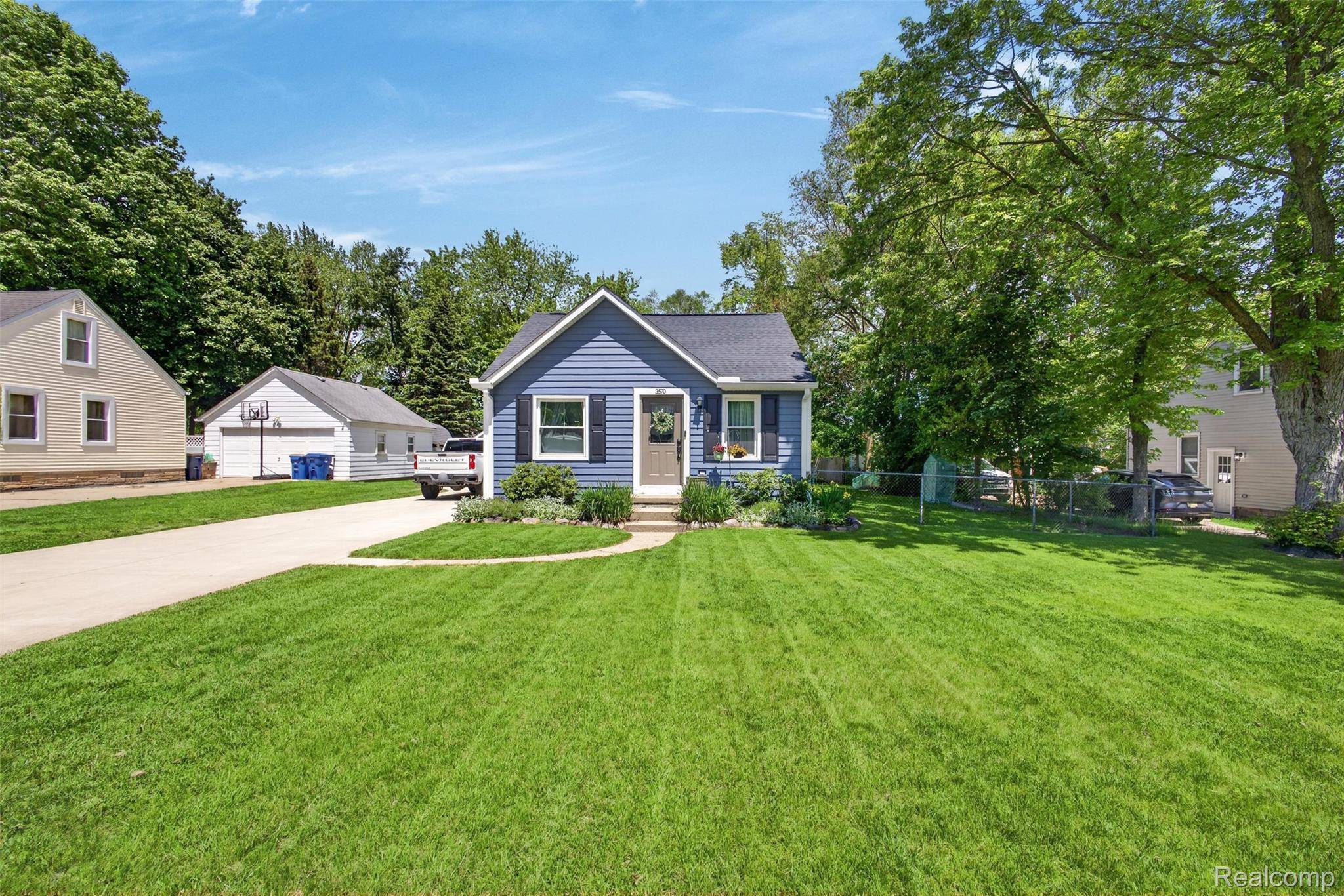 3570 Brookdale LN, Waterford Charter Township, MI 48328