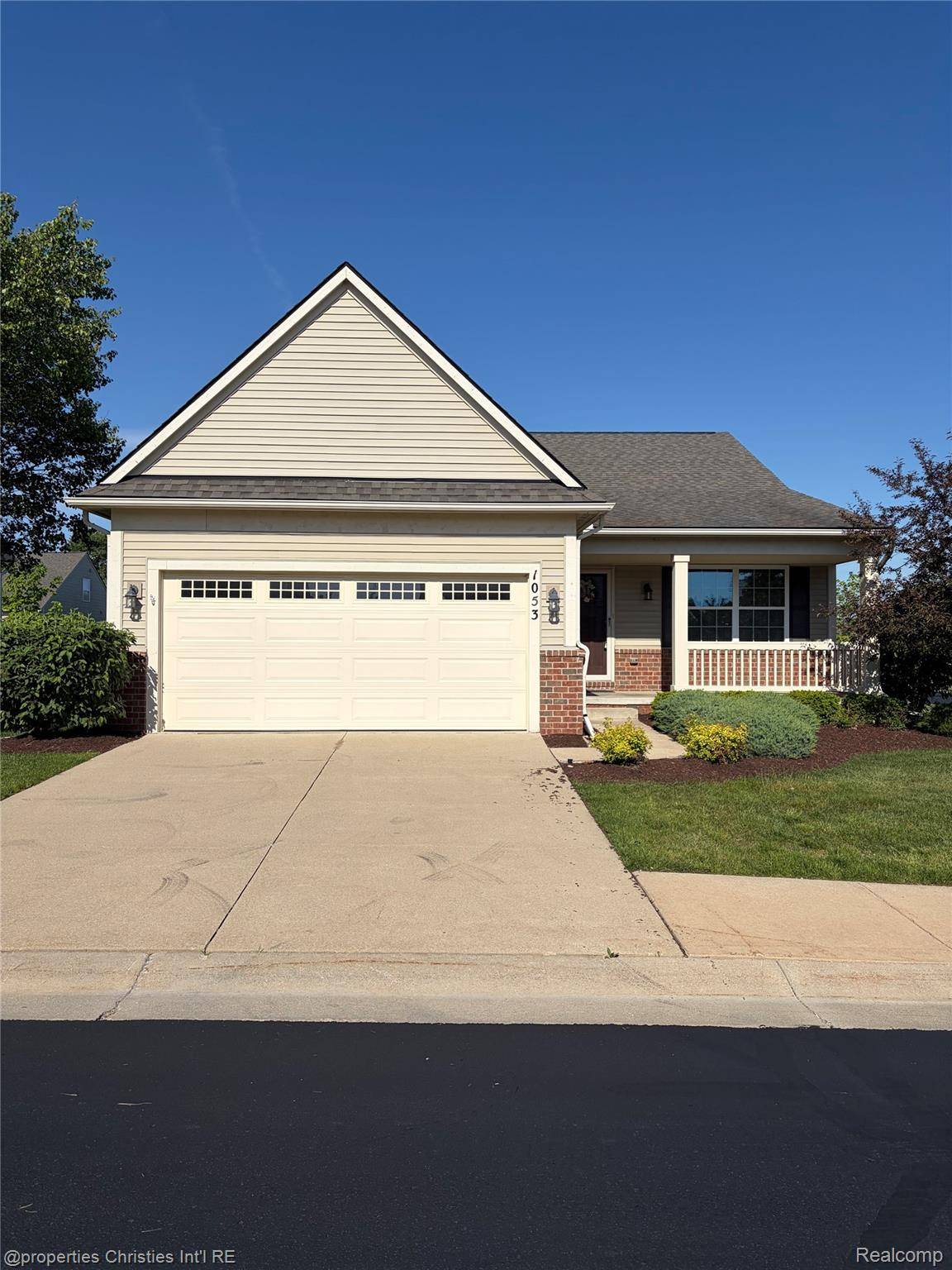 1053 Paddock DR, South Lyon, MI 48178