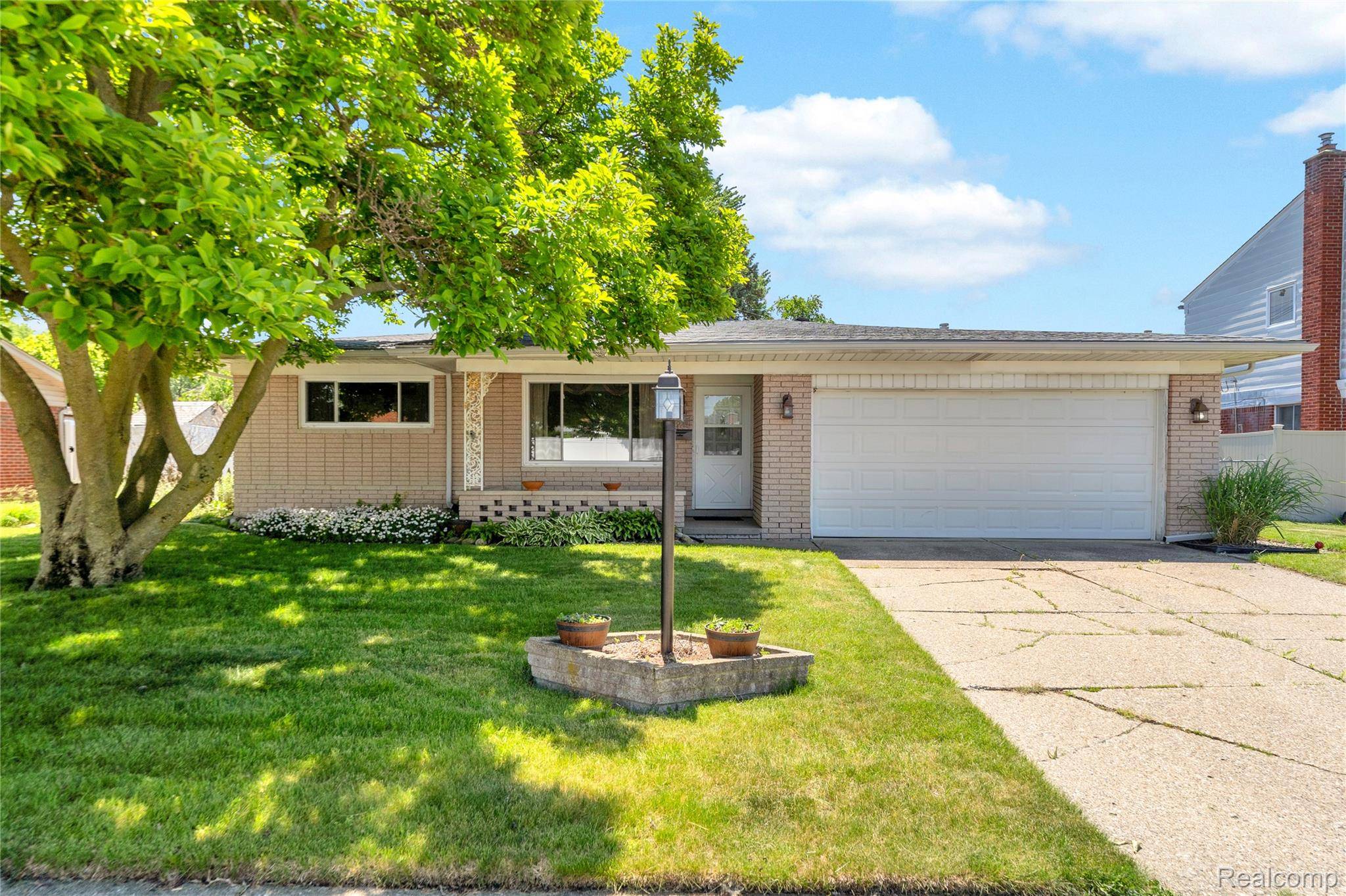 4840 Iowa DR, Warren, MI 48092