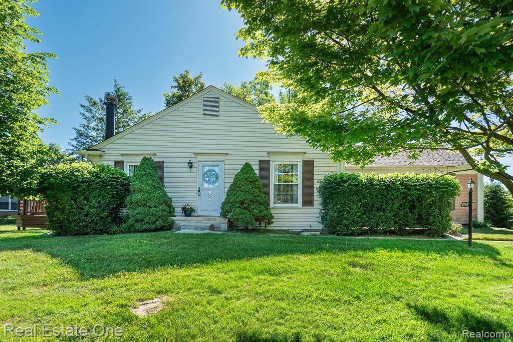 1242 Kings Cove CT, Rochester Hills, MI 48306