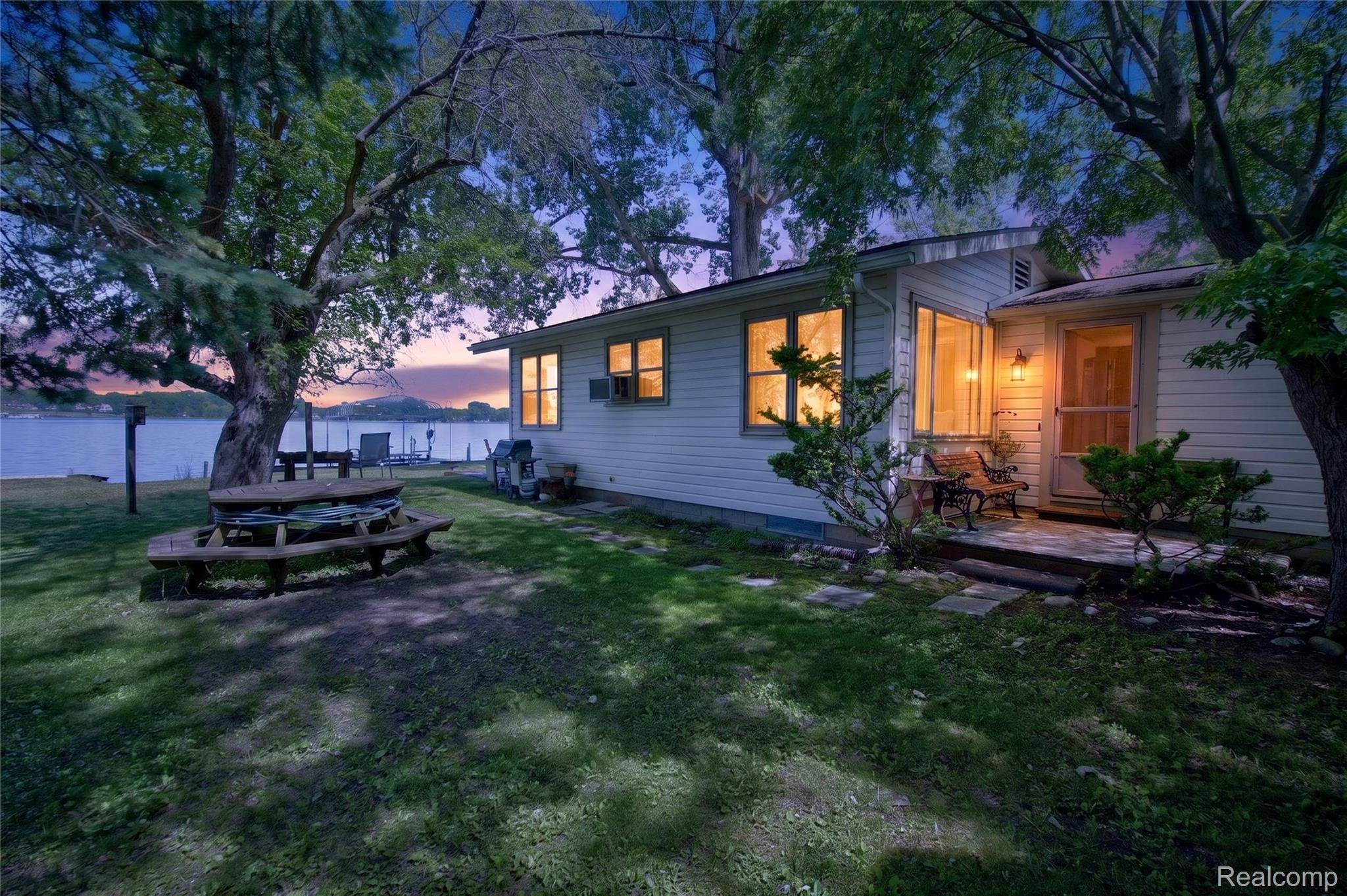 952 Wyman DR, Waterford Charter Township, MI 48328
