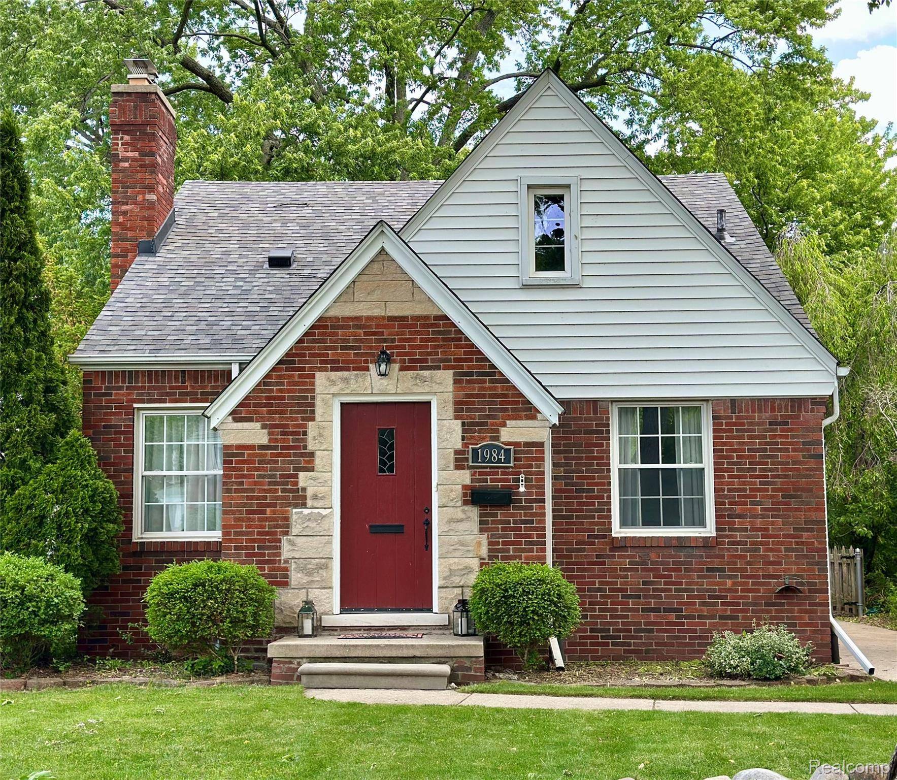 1984 Beaufait DR, Grosse Pointe Woods, MI 48236