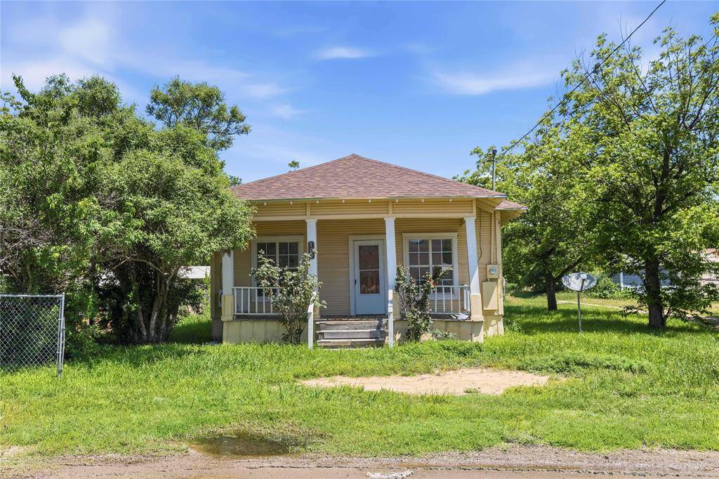 102 E Fitzgerald Street, Bangs, TX 76823