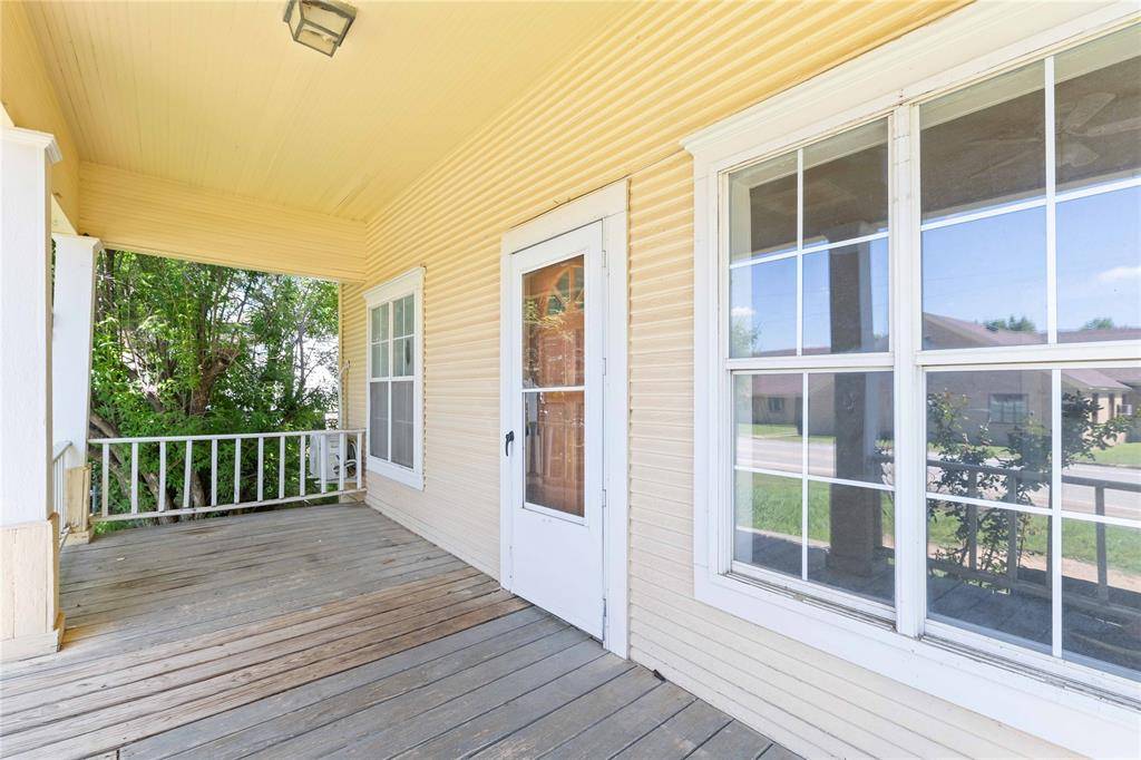 102 E Fitzgerald Street, Bangs, TX 76823