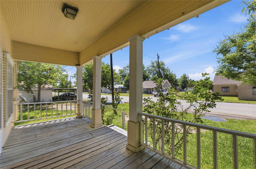 102 E Fitzgerald Street, Bangs, TX 76823