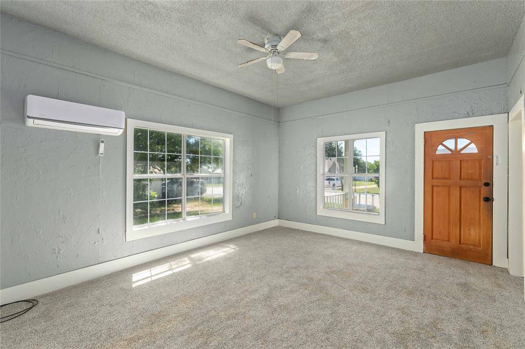 102 E Fitzgerald Street, Bangs, TX 76823