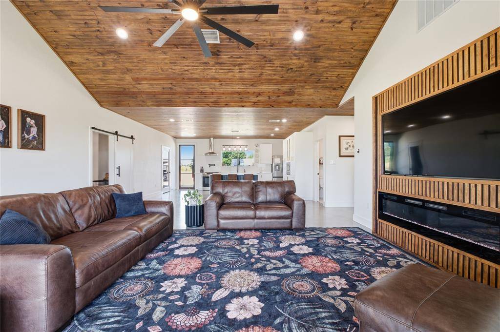468 County Road 4196, Decatur, TX 76234