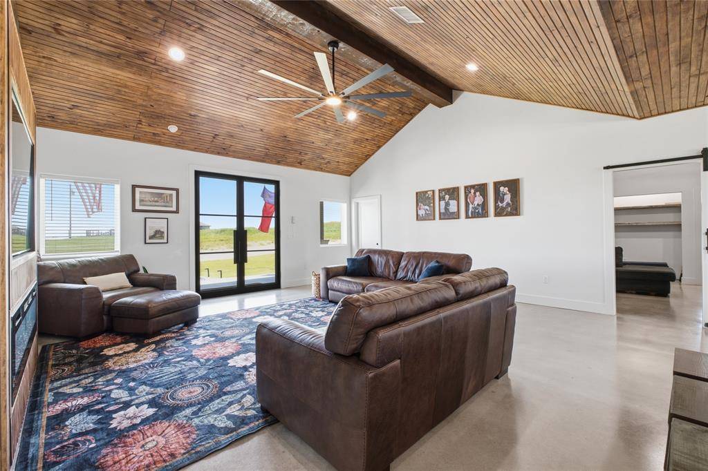 468 County Road 4196, Decatur, TX 76234