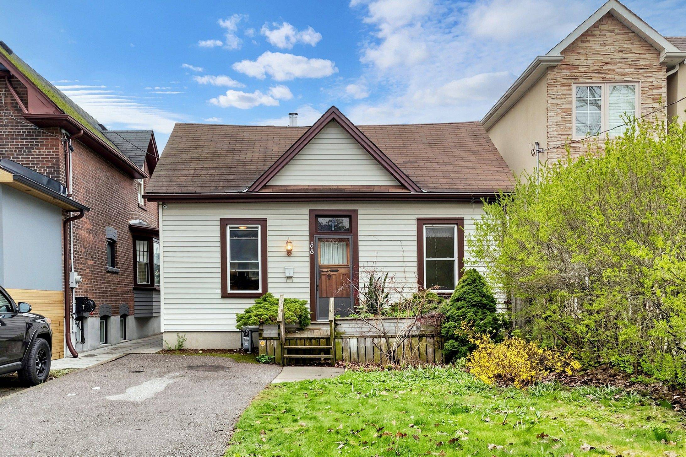 38 Norwood RD, Toronto E02, ON M4E 2S2