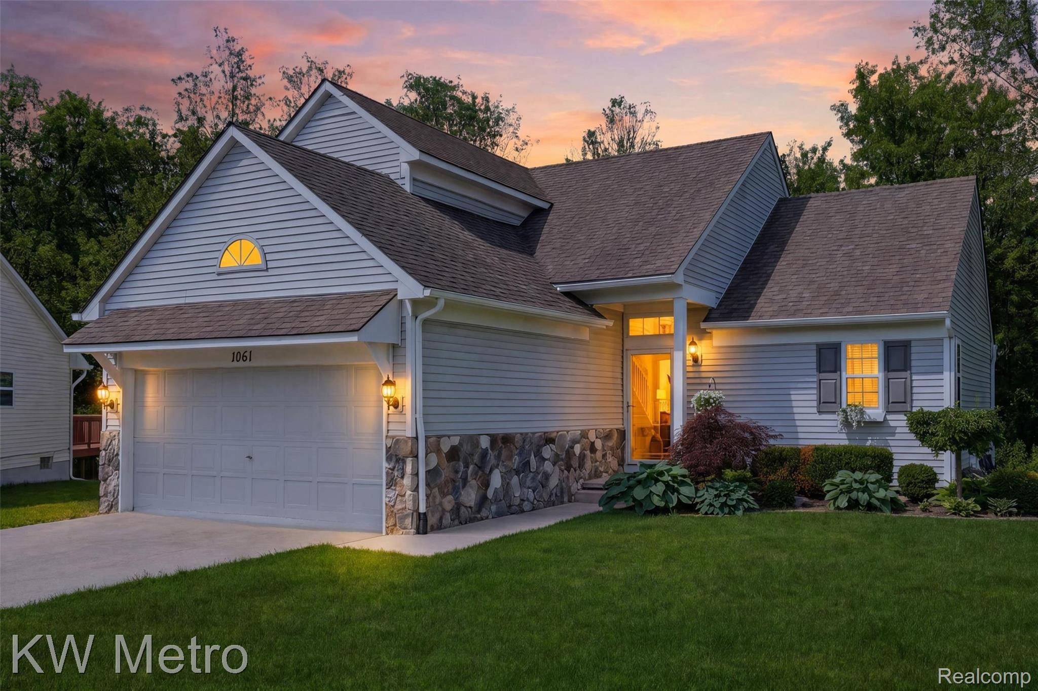 1061 Yorick PATH, Wixom, MI 48393