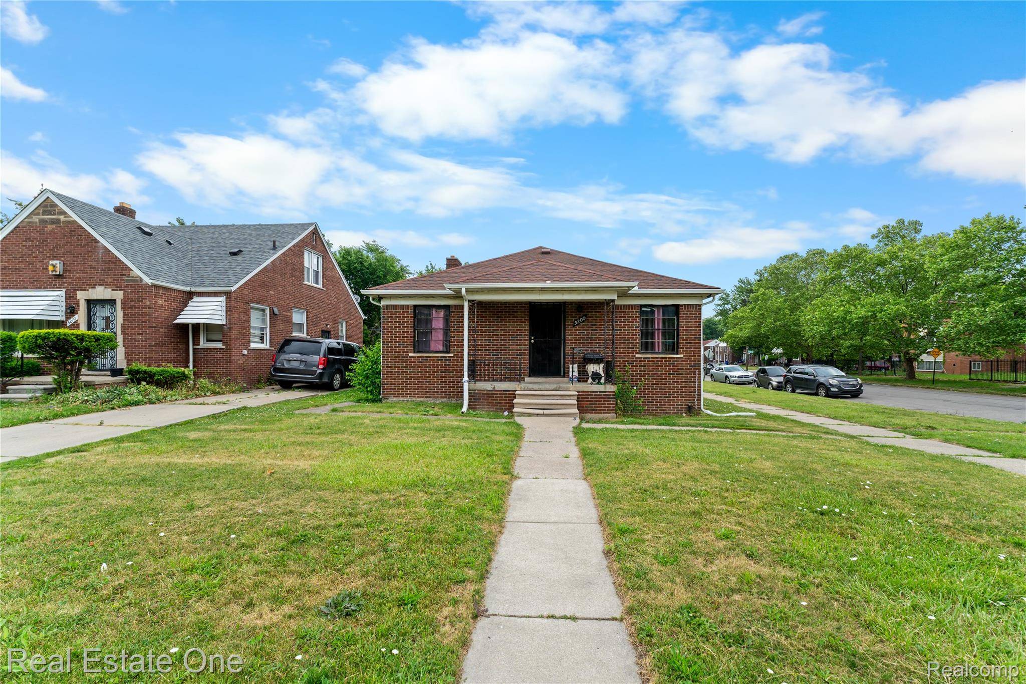5200 Chalmers ST, Detroit, MI 48213