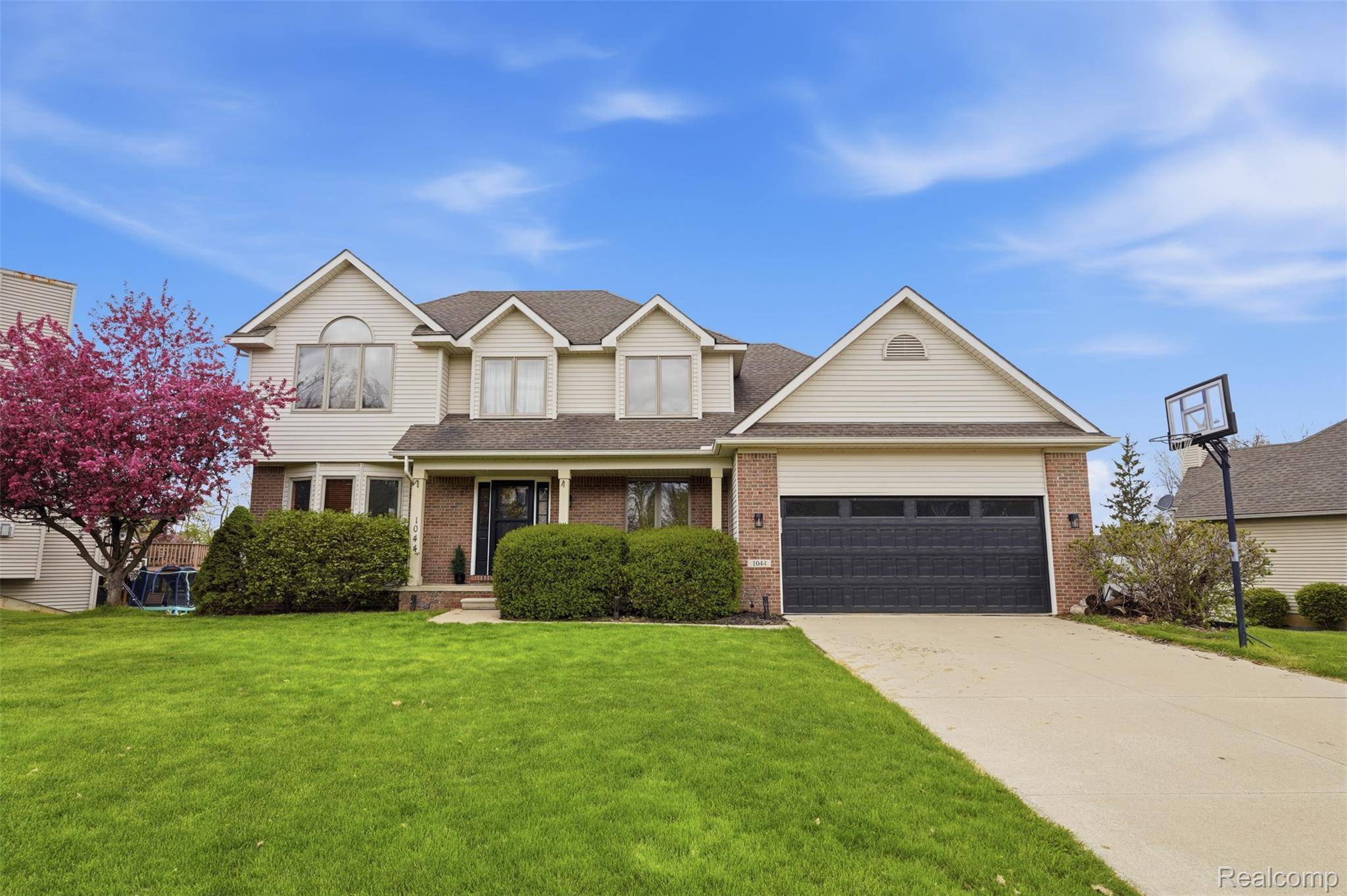 1044 Lincoln DR, Brighton, MI 48116