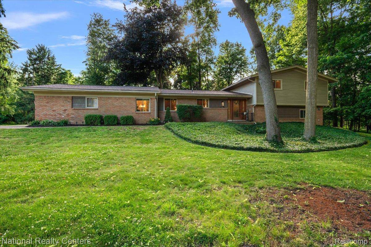 21201 E Chigwidden ST, Northville, MI 48167
