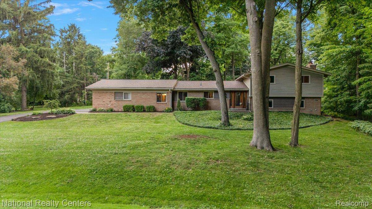 21201 E Chigwidden ST, Northville, MI 48167
