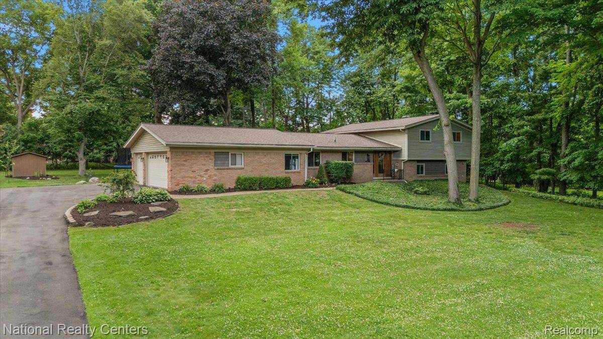 21201 E Chigwidden ST, Northville, MI 48167