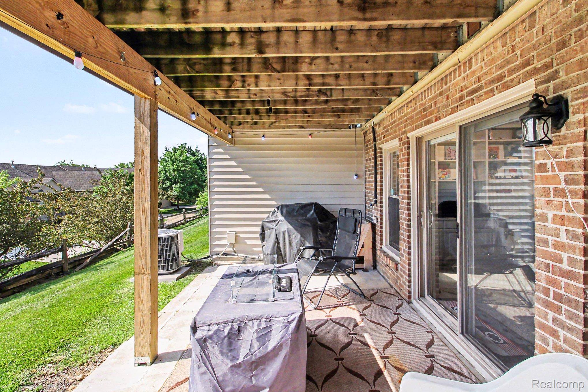 678 Summit Ridge DR, Milford Village, MI 48381