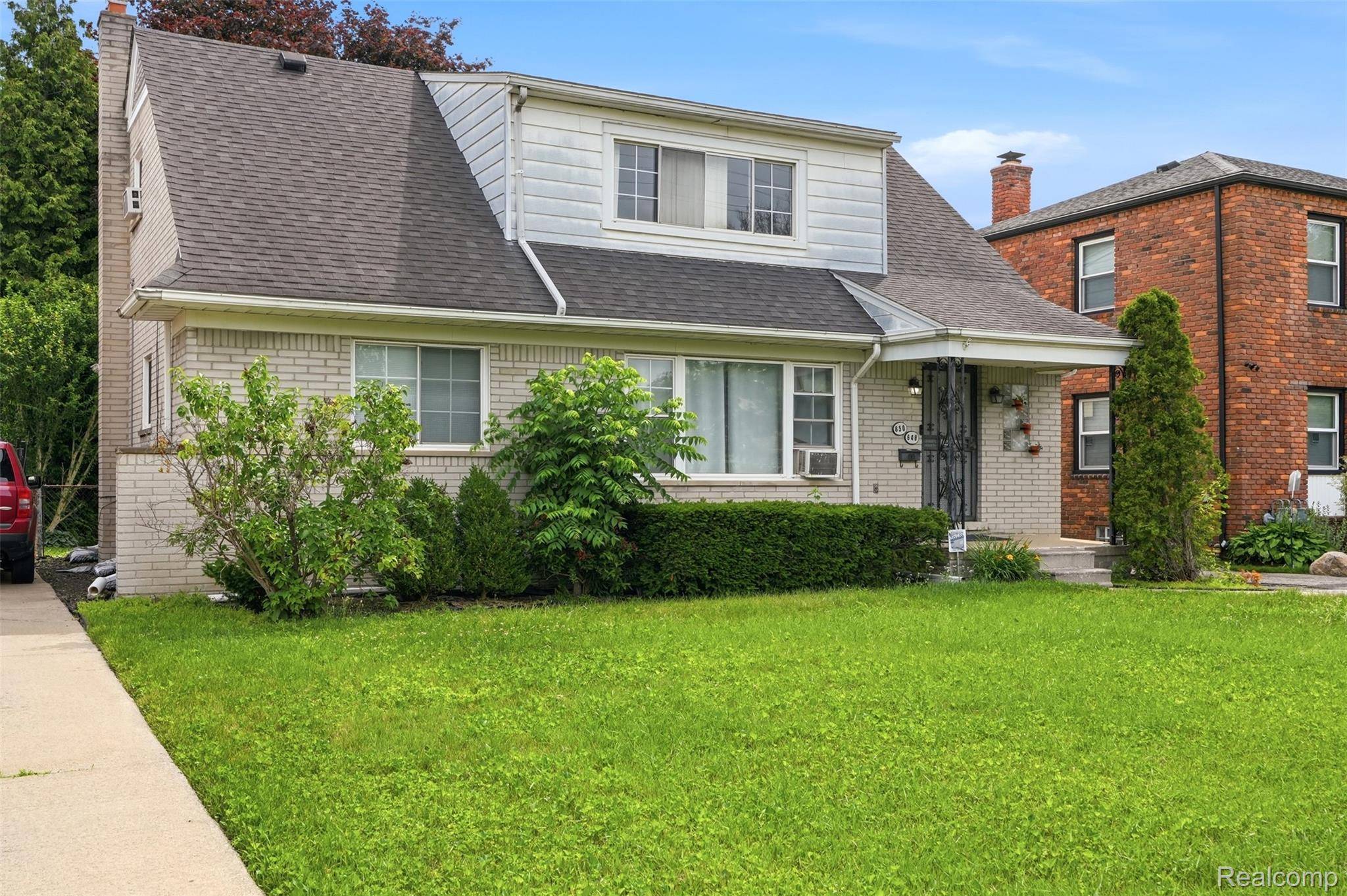 648 Alter RD, Detroit, MI 48215