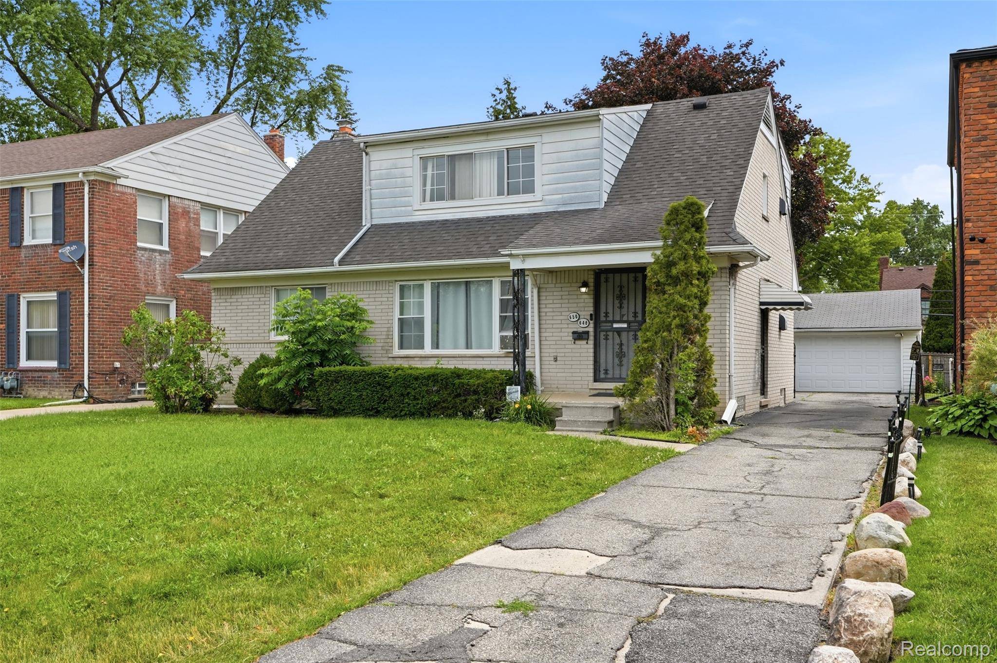 648 Alter RD, Detroit, MI 48215