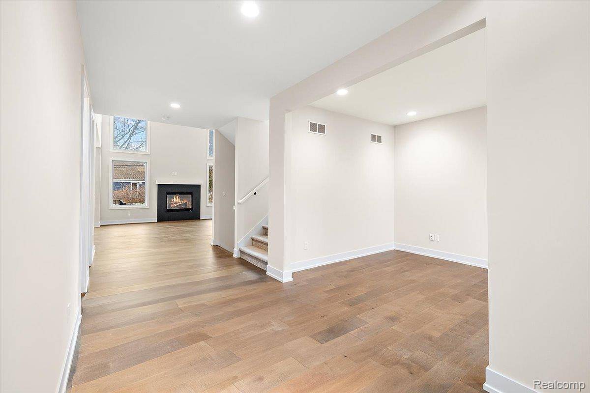 2921 Walsh DR, Rochester Hills, MI 48309
