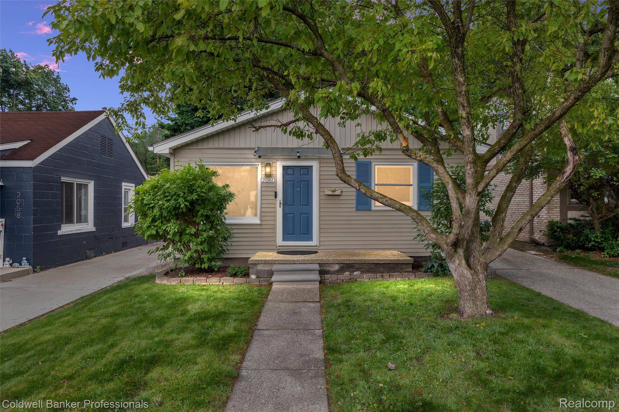 2050 Ridgemont RD, Grosse Pointe Woods, MI 48236
