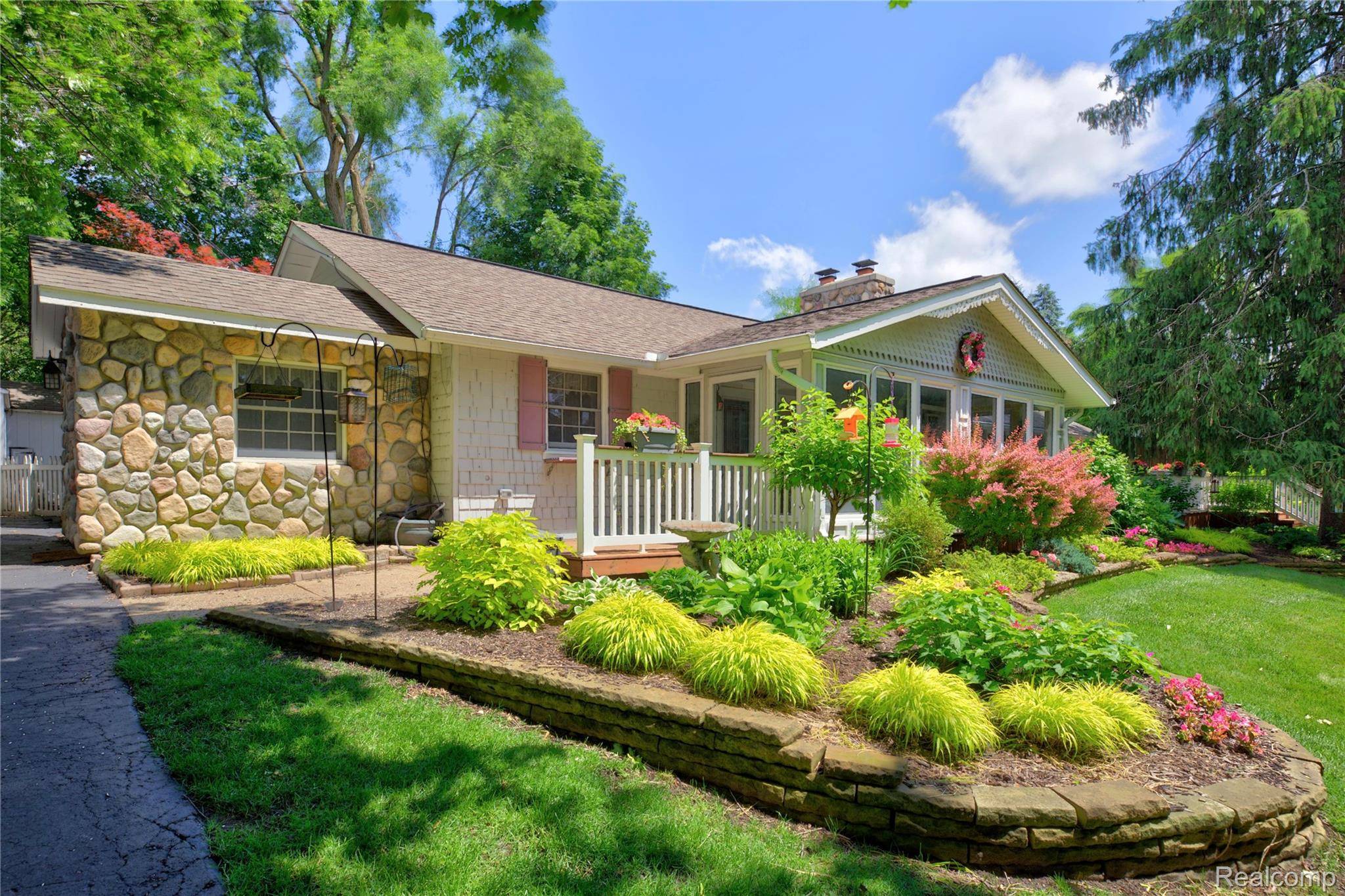 75 W Burdick ST, Oxford Village, MI 48371
