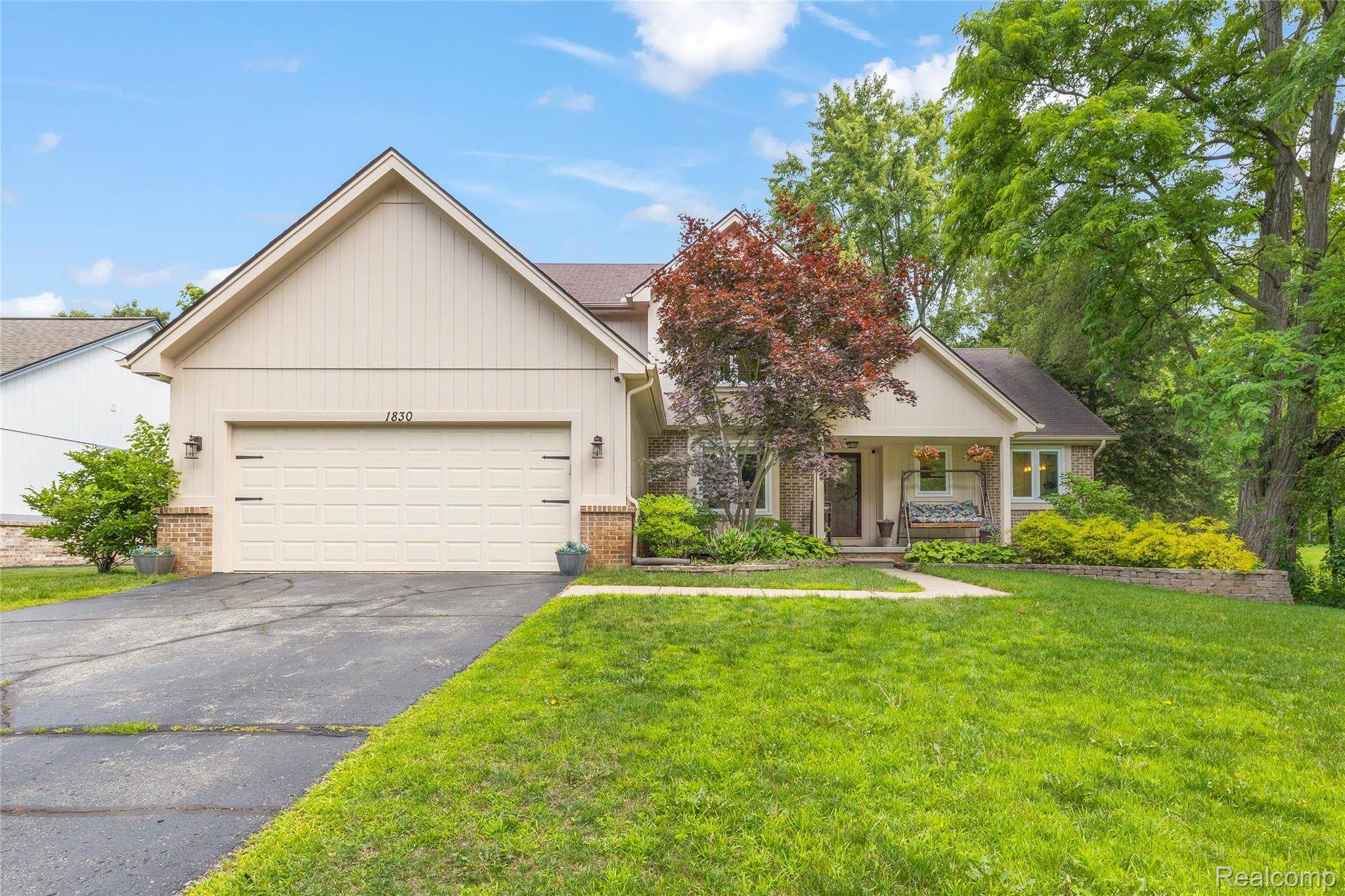 1830 Megans Meadow DR, Commerce Charter Township, MI 48390