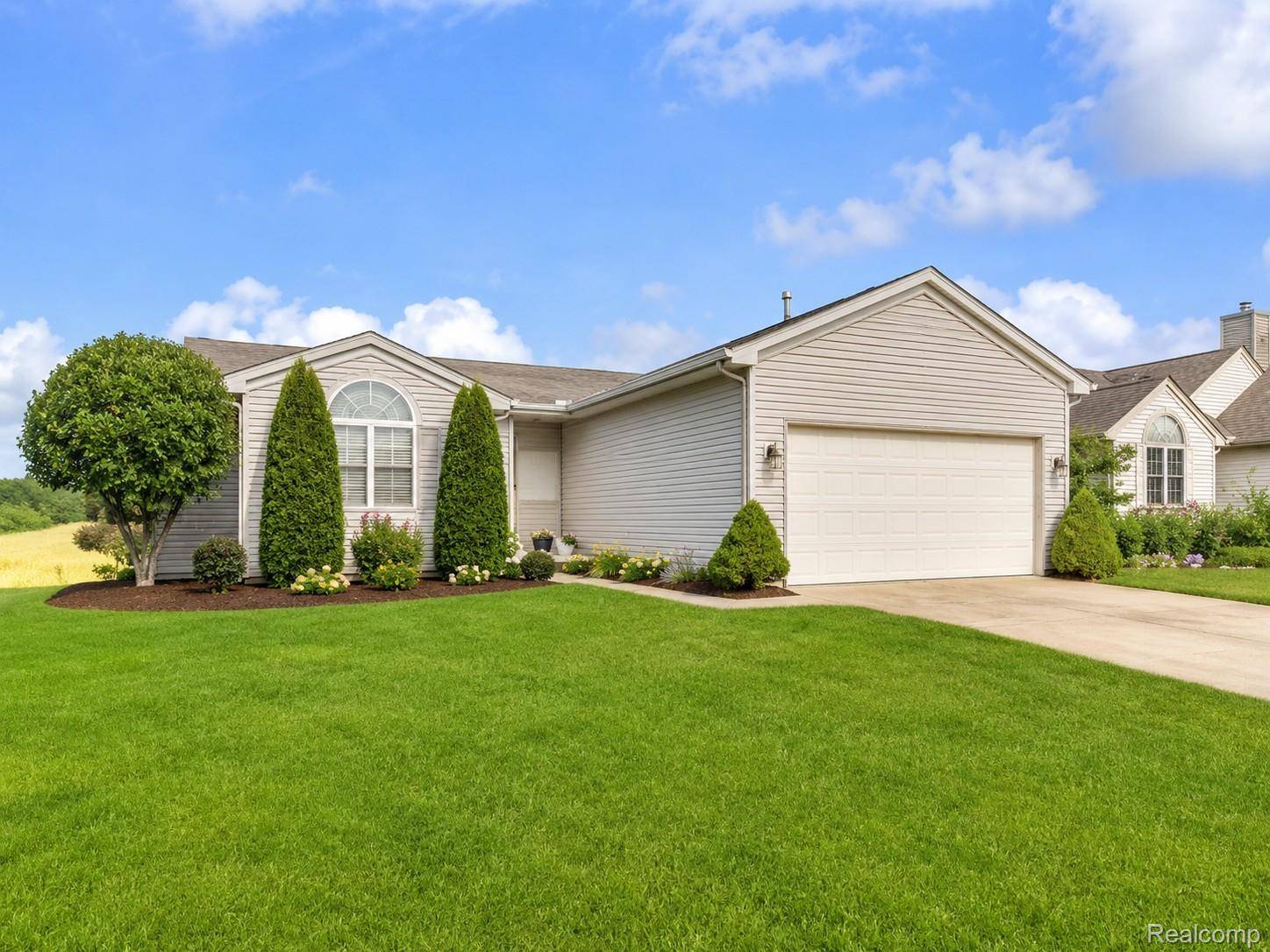 731 Berkshire DR, Saline, MI 48176
