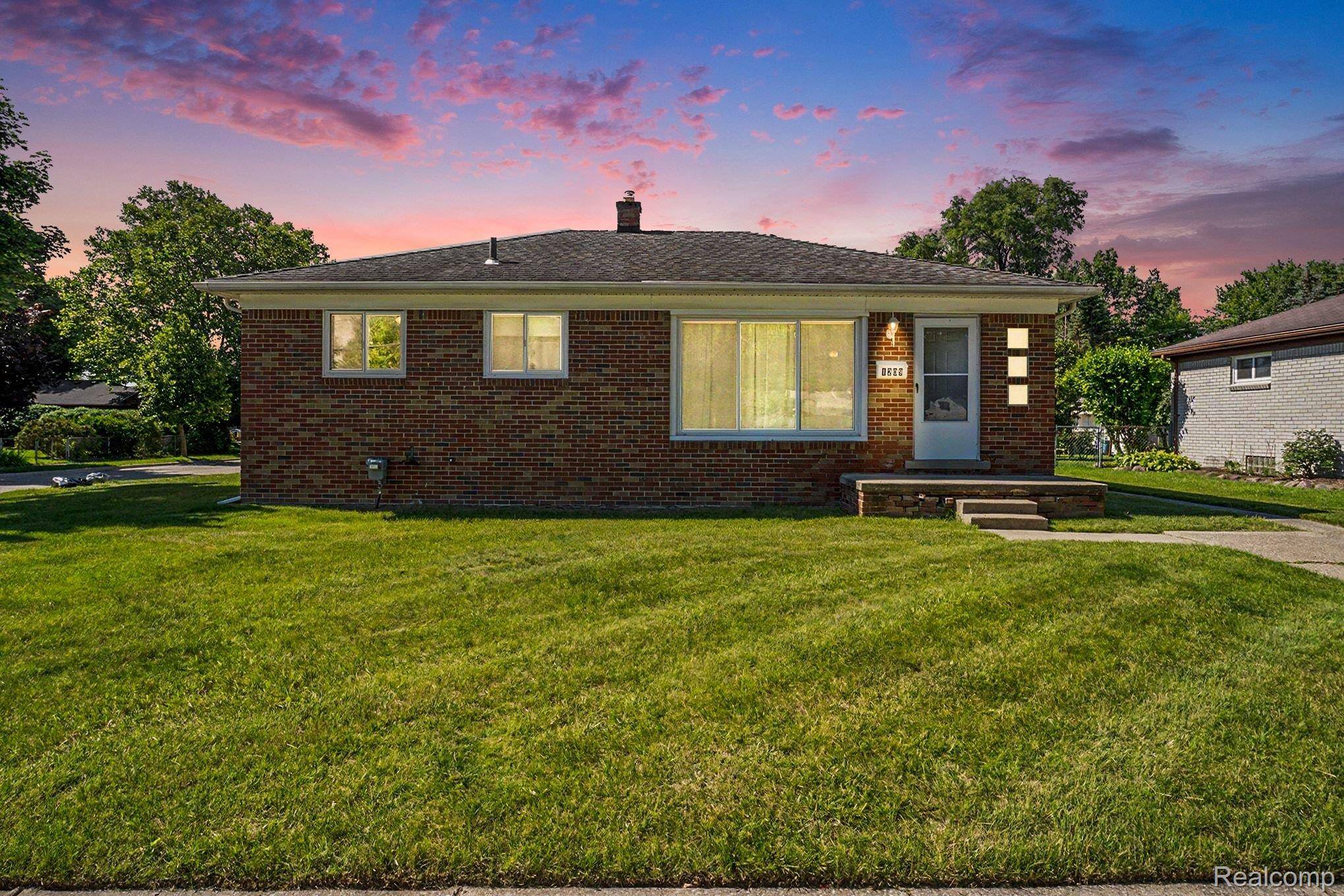 1209 Massoit RD, Clawson, MI 48017