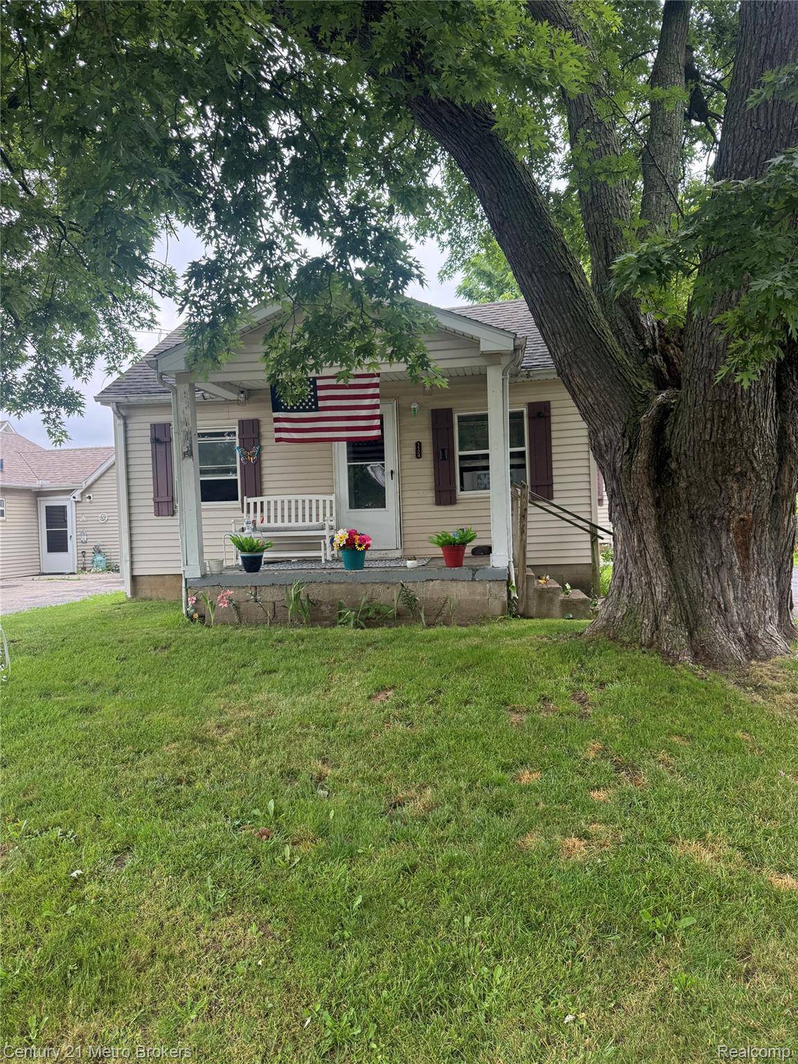 1124 W Parkwood AVE, Flint Charter Township, MI 48507